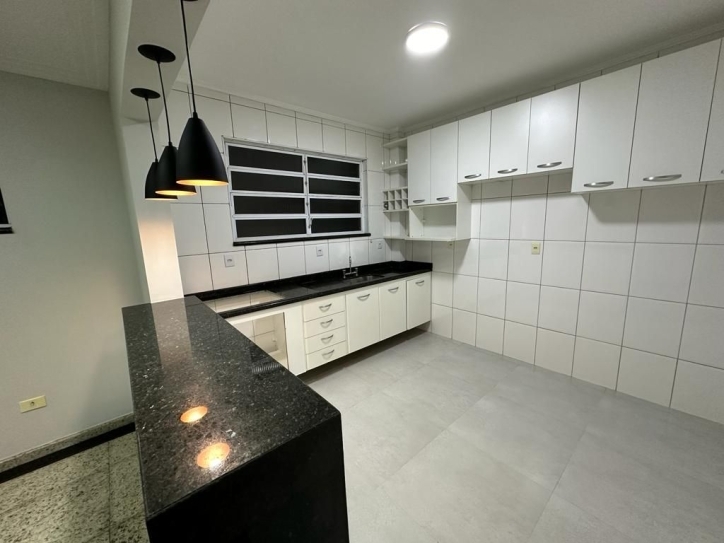 Casa à venda com 3 quartos, 145m² - Foto 2